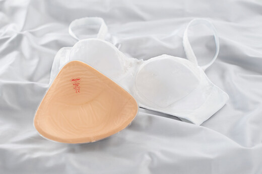Breast prostheses and fashion